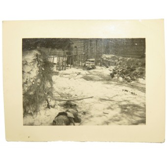 Foto di scena di battaglia, un soldato tedesco e due soldati sovietici morti. Espenlaub militaria